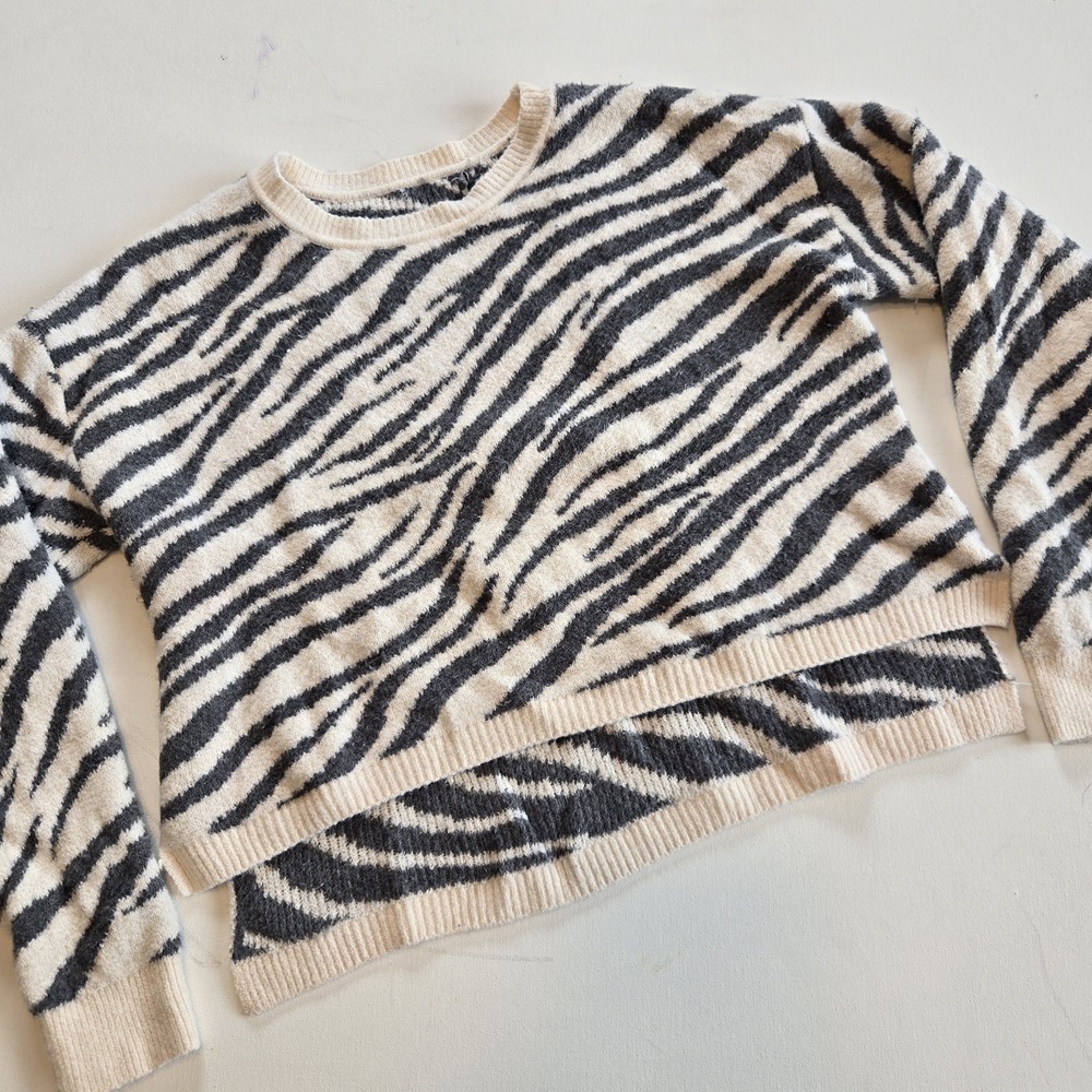 Sincerely Julies Zebra Gray Cream Cropped Womens Sweater Soft Size Med‎